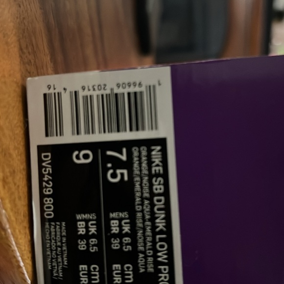 Brand New - Never Worn Nike SB Dunk Low Orange & Emerald Rise (Women size 9) - Picture 12 of 12